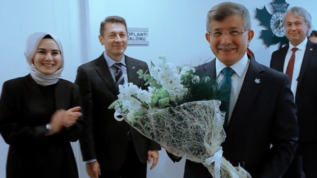 Davutoğlu'na Öğretmenler Günü sürprizi