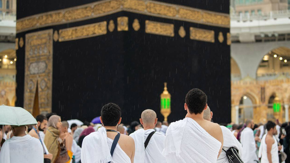 Hayatın durma noktasına geldiği Suudi Arabistan'da yüzlerce Müslüman Kabe’yi dualar eşliğinde tavaf edip namaz kıldı