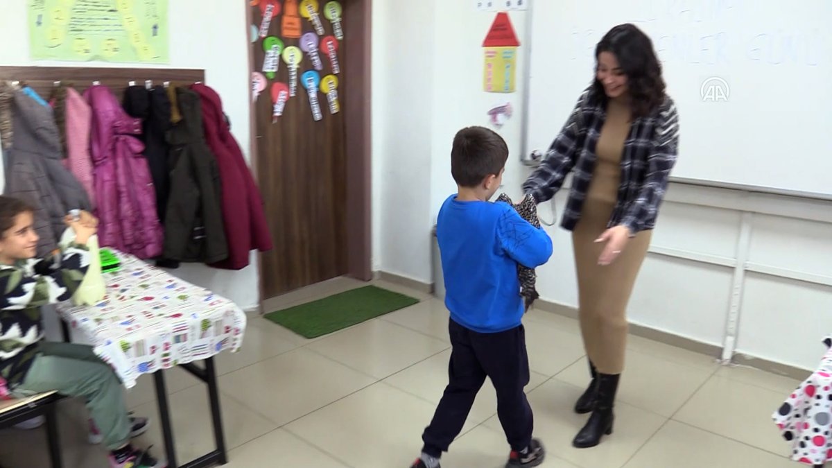 Öğretmenler gününde öğretmenine canlı tavuk hediye eden öğrencinin videosu viral oldu