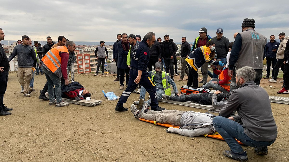 Yapımı devam eden caminin iskelesi çöktü: 2 işçi hayatını kaybetti, 18 işçi yaralandı