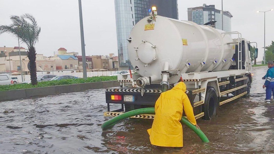 Suudi Arabistan'da yağmur duası sonrası sel