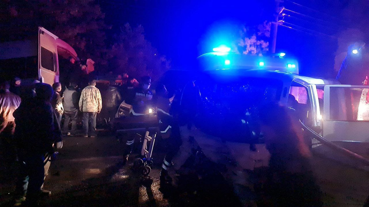 Muğla'da feci kaza: Yolcu midibüsü ile kamyonet çarpıştı