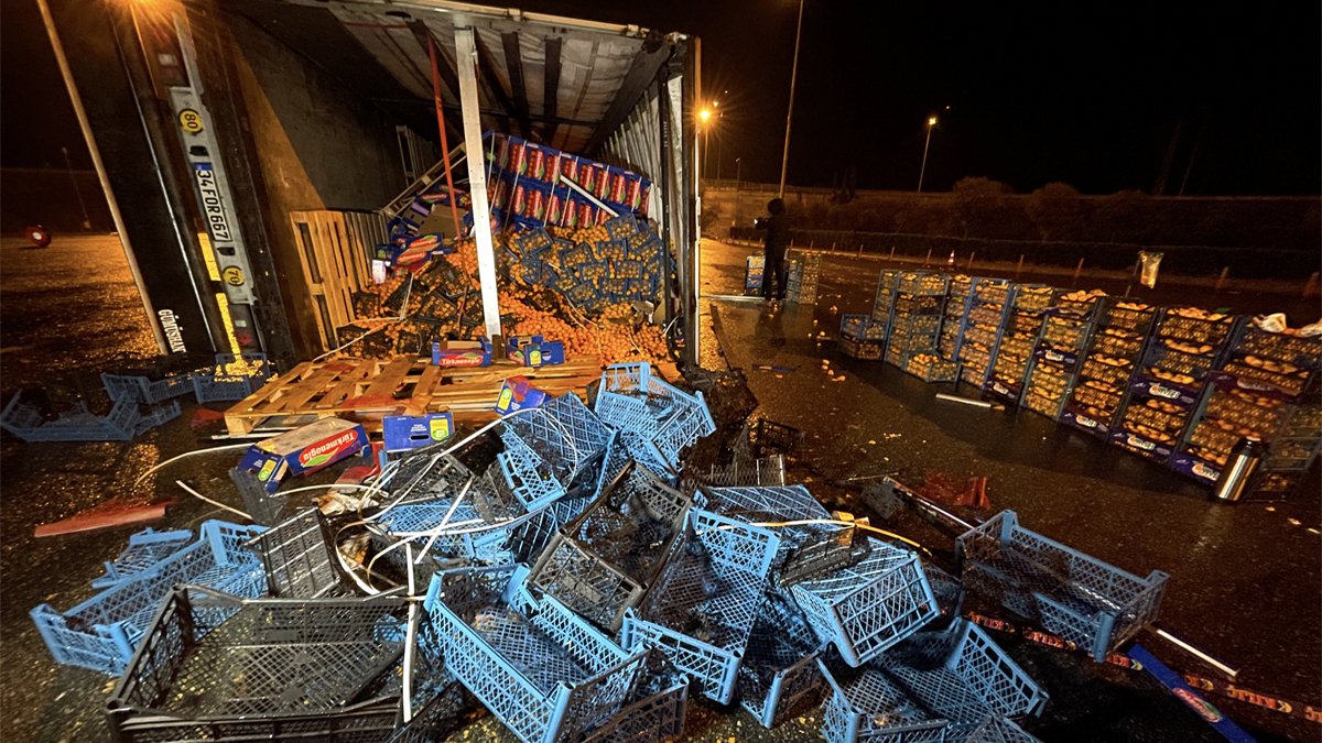 Şiddetli yağış kazayı da beraberinde getirdi: Mandalina yüklü tır devrildi, sürücü yaralandı
