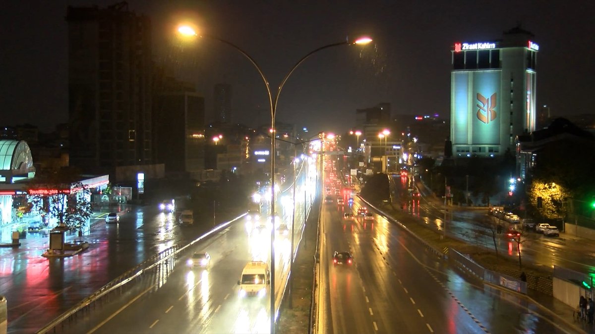 İstanbullular hafta sonuna yağmurla uyandı