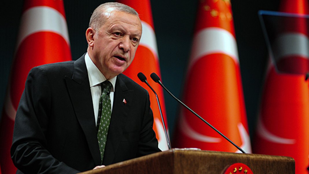 Özgür Özel Cumhurbaşkanı'na hakaret davasında toplam bilançoyu açıkladı! 8 yılda her güne 15 dava düşüyor