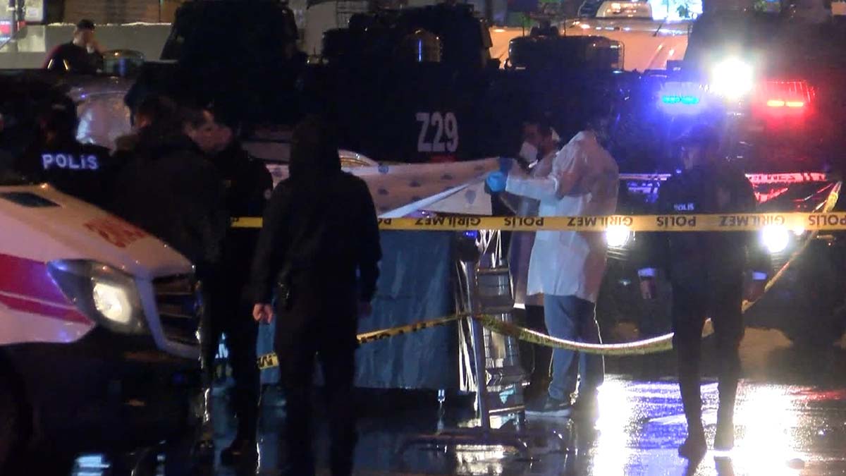 'Dur' ihtarına silahla karşılık verdi: 1'i polis 2 kişiyi yaraladı, vurularak öldürüldü