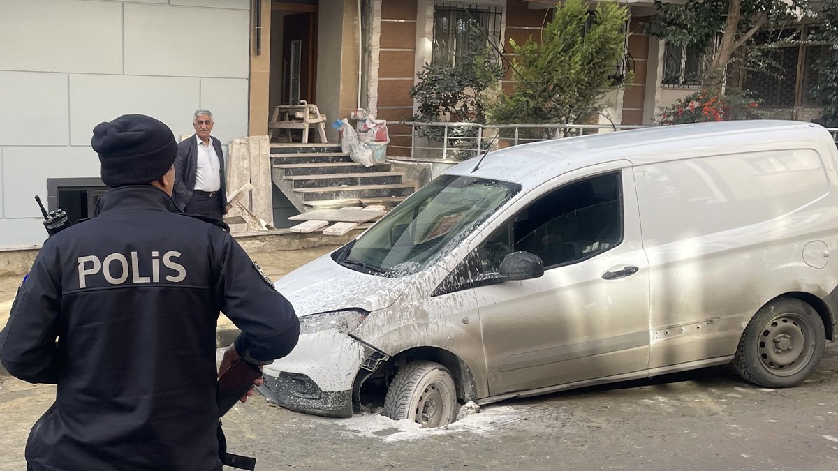 Çöken yol kazaya neden oldu: Sürücü yaralandı