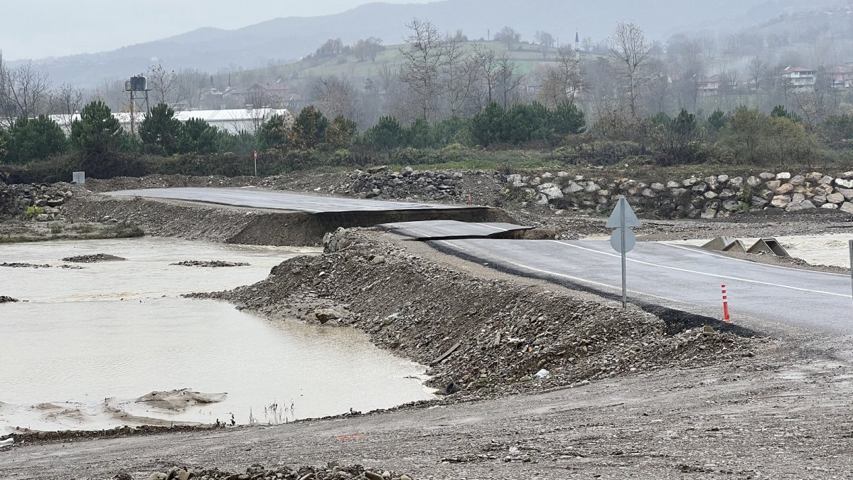 Bartın'da ırmak suyu yükseldi: Servis yolu çöktü