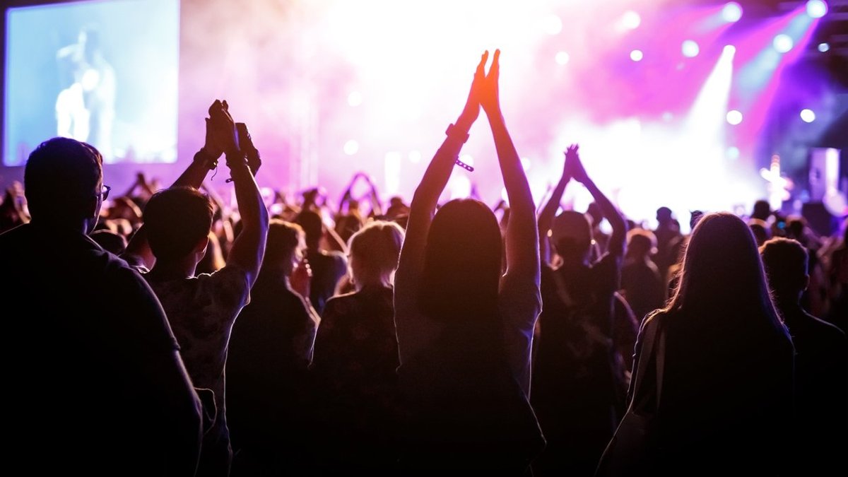 Ünlü şarkıcının konserinde silahlı saldırı: Ölü ve yaralılar var