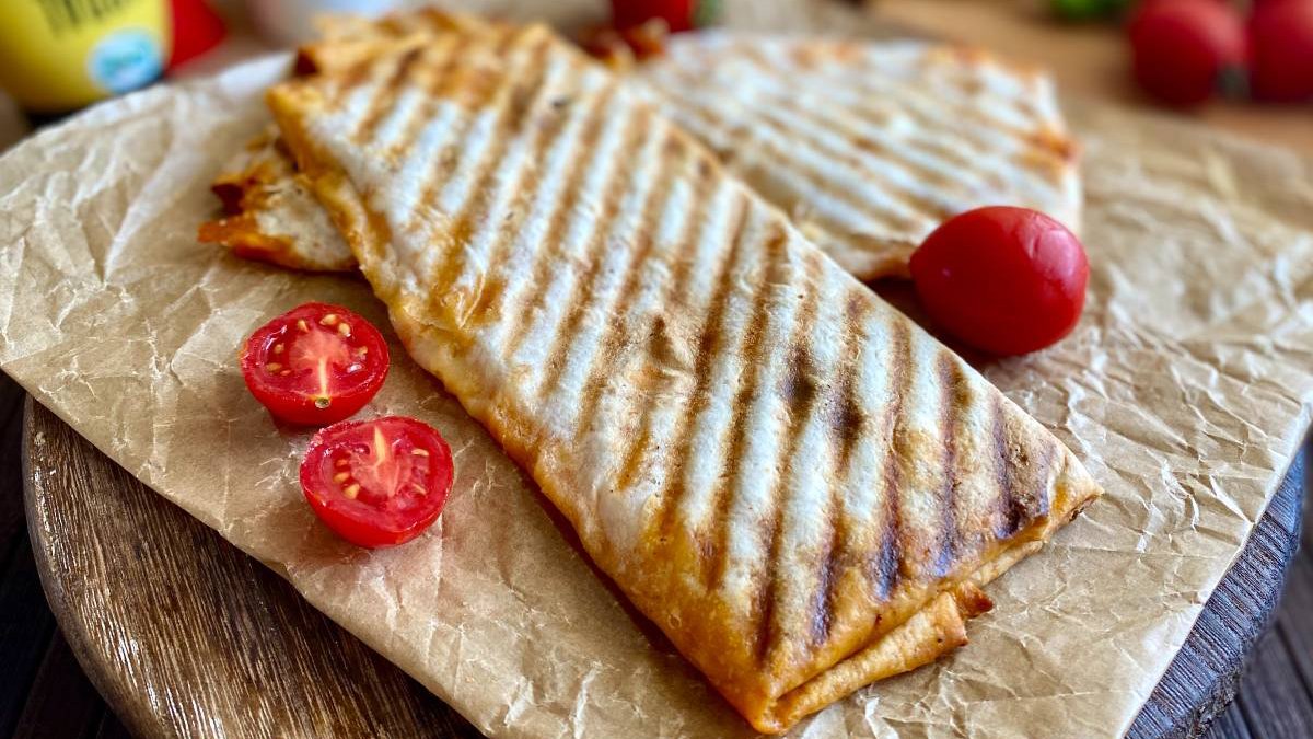 Pazar kahvaltınızı lezzet bombası ile yapın! 2 dakikada bol malzemeli lavaş tost