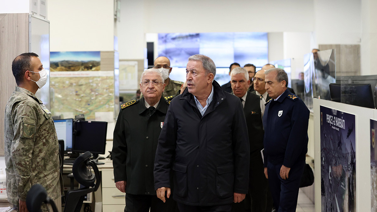 Şehit haberlerinin ardından Ankara'ya geçti! Bakan Akar Harekat Merkezi'nde