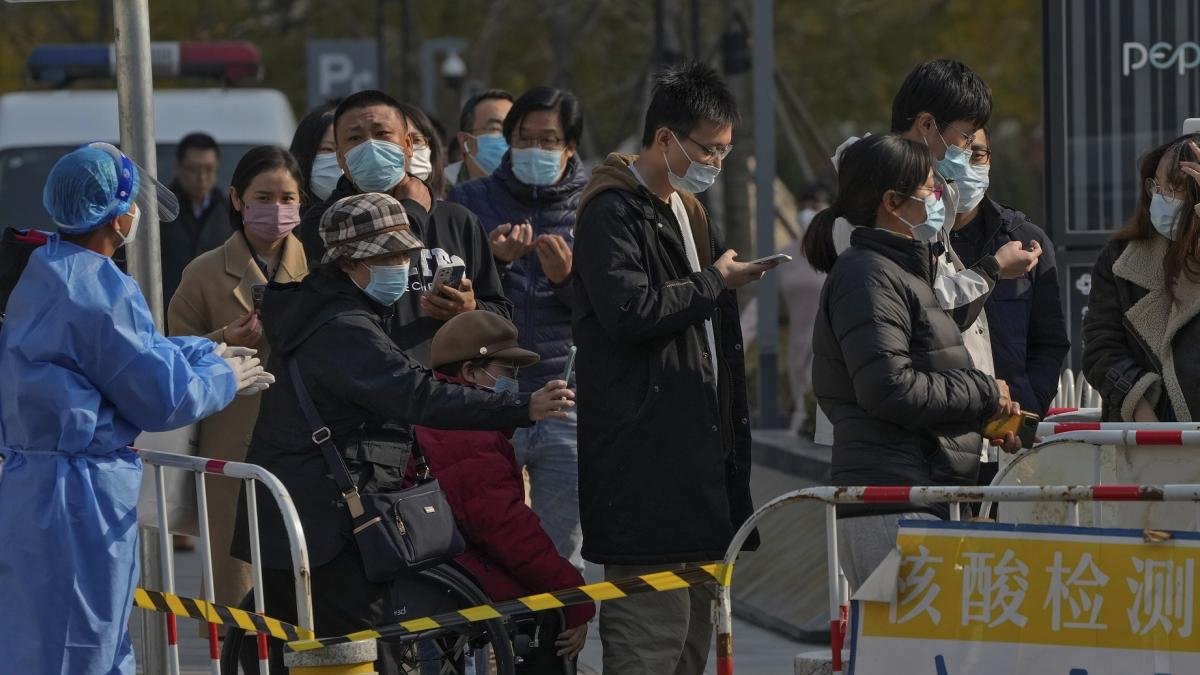 Katı yasaklar vaka sayısını düşürmedi: Çin'in kovid ateşi sokaklara taştı
