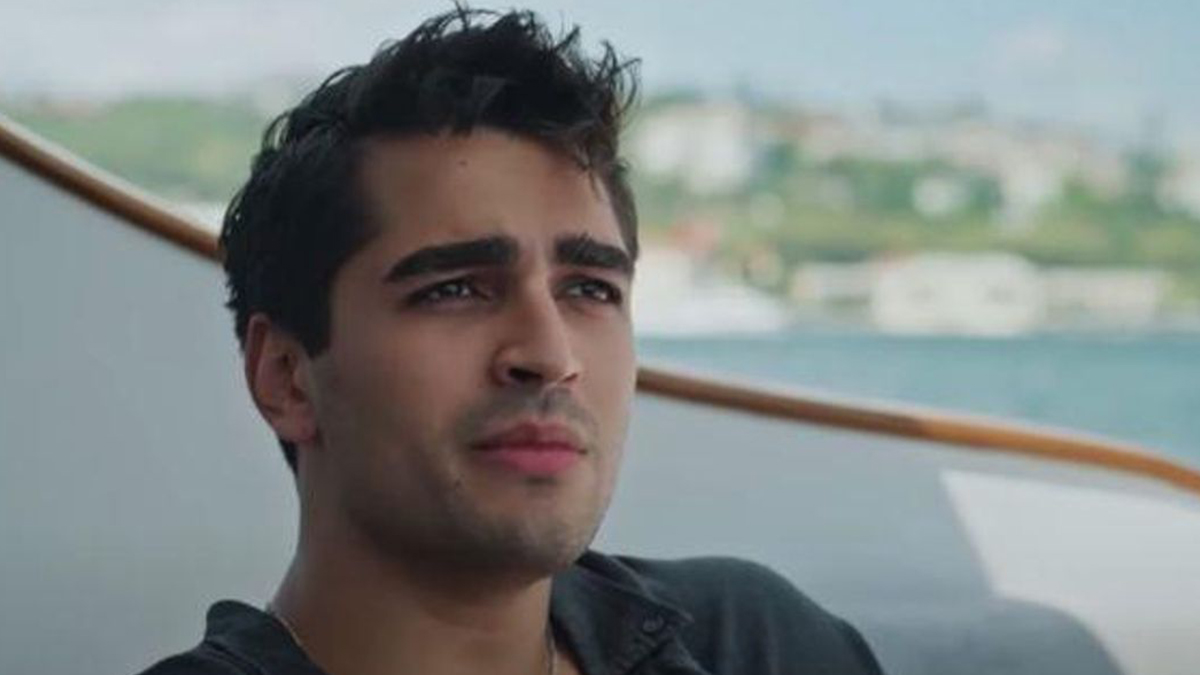 Yalı Çapkını'nın Ferit'i sesiyle büyüledi! Dizide bakın hangi şarkıyı söyledi?