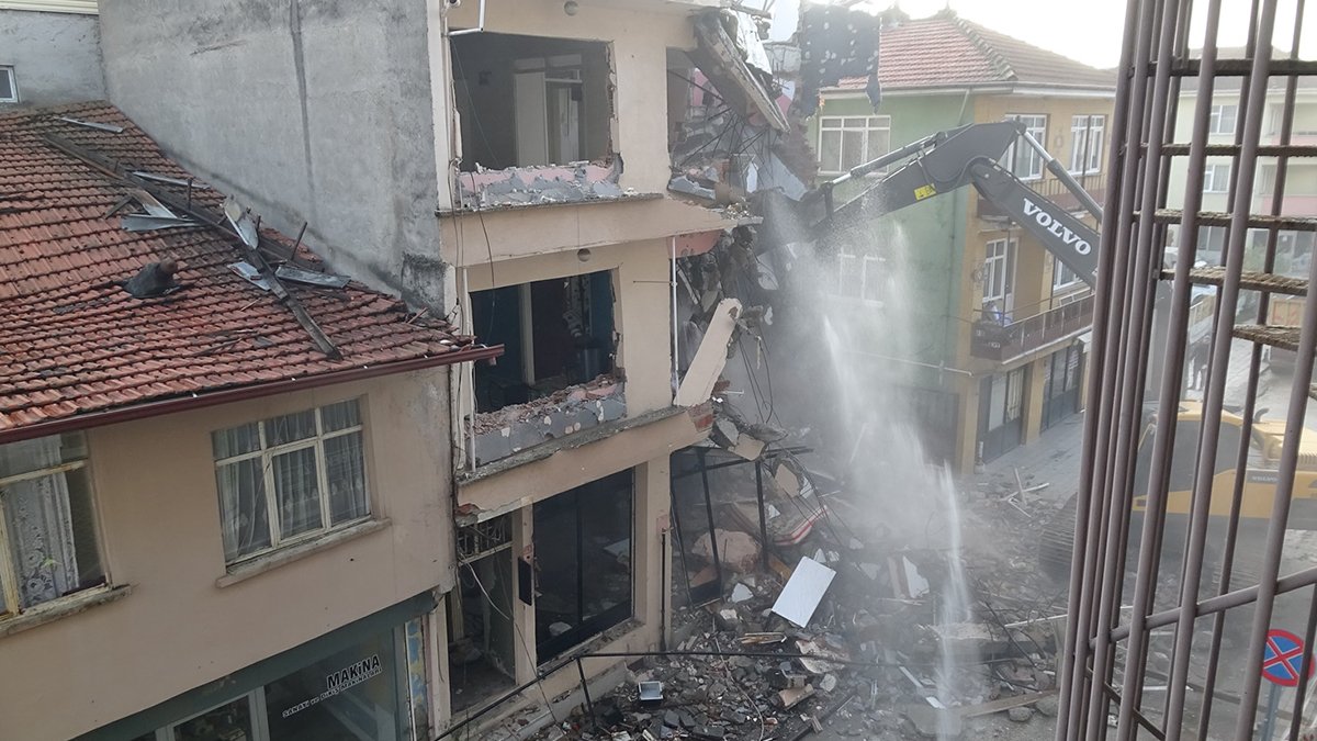 5,9'luk depremde ağır hasar almışlardı: Düzce'de yıkım başladı