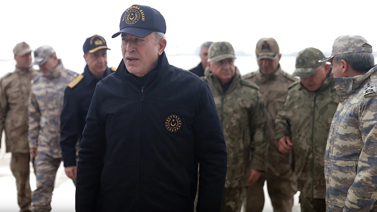 Bakan Akar, Irak sınırındaki birlikleri ziyaret etti