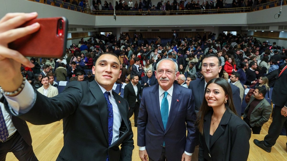 Kılıçdaroğlu gençlerle bir arada