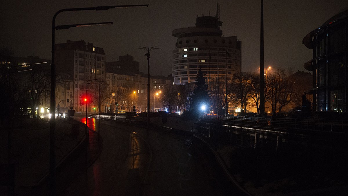 Mumla aydınlanan milyonlarca Ukraynalı hâlâ elektriksiz: Kiev en ağır kışını yaşayacak