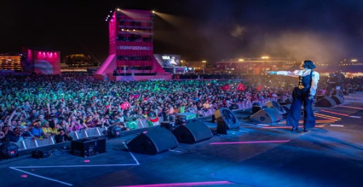 Katar'da sahne alan Zeynep Bastık yine çok iddialı! Güzel şarkıcı sahne kostümüyle tüm dünyayı kendine hayran bıraktı