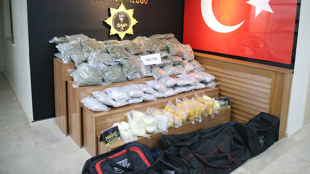 Araçtan çıkan uyuşturucunun miktarı polisi de şaşırttı