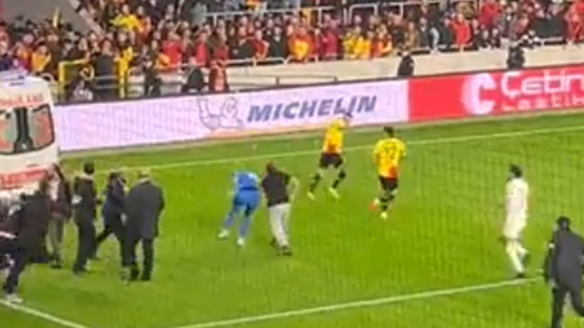 İzmir derbisinde ortalık karıştı: Taraftar korner direğiyle kaleciye vurdu