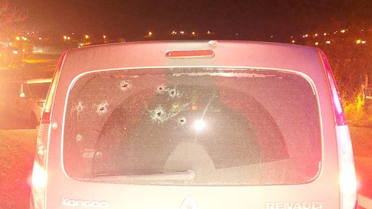 Polis aracına pompalı silahla ateş açıldı