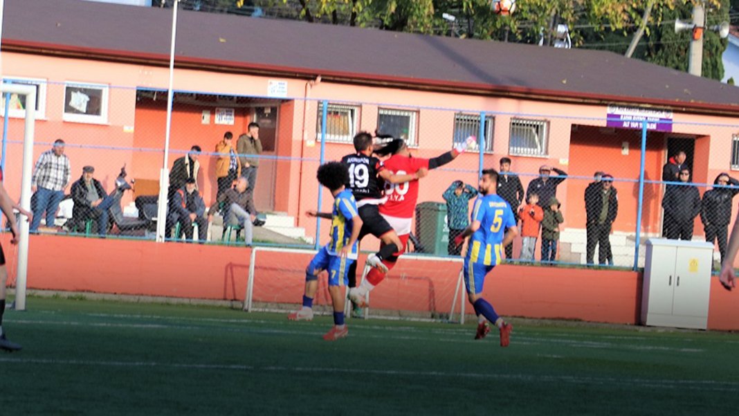 Futbol maçında korku dolu anlar! Kafatası çatladı