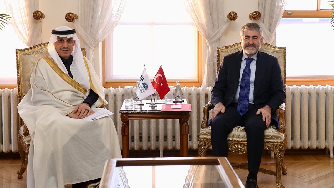 Hazine ve Maliye Bakanı Nureddin Nebati İslam Kalkınma Bankası Başkanı Muhammed Al Jasser ile görüştü