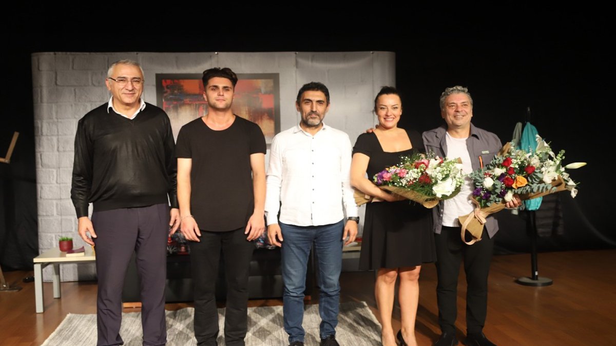 ‘Güldüren Cabize’ Adlı Tiyatro Oyunu, İzleyenleri Kahkahaya Boğdu