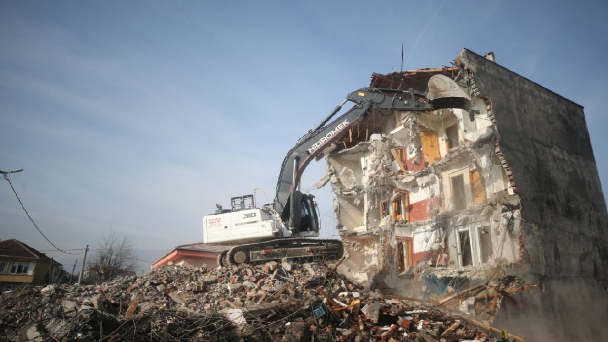Düzce'de ağır hasar alan 5 binaya yıkım kararı