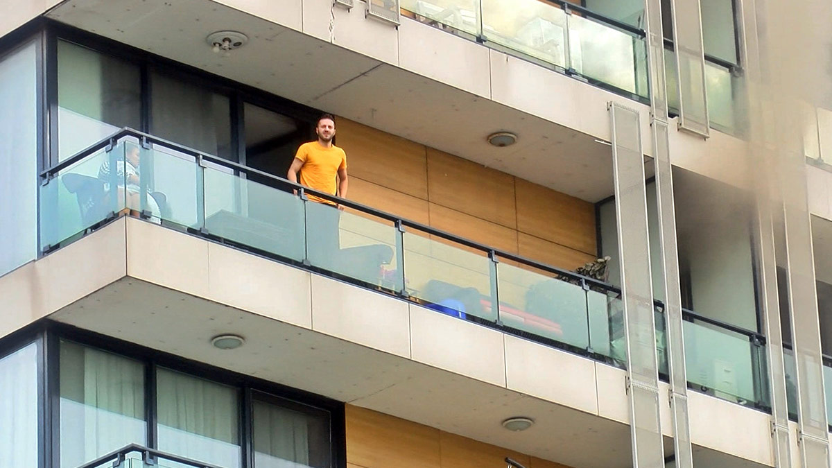Balkonda korkutan anlar: Bir anda bağırıp yardım istedi!