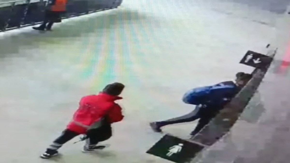 Ambulans şoförlerinin görüntüleri ortaya çıktı: İzmir derbisinde fişekleri stada böyle almışlar