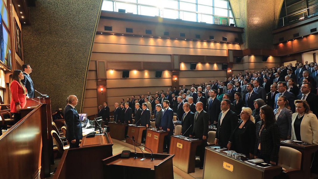 İBB Meclisi'nde küfür polemiği! AK Parti özür diledi