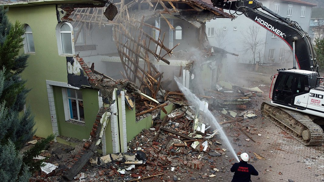 Düzce'de hasarlı binaların yıkımı devam ediyor