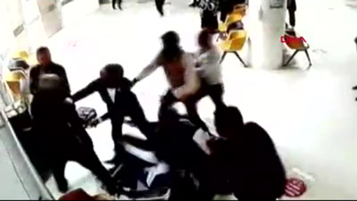 Hasta yakınından doktora darp! Boğazını sıkıp yumrukladı