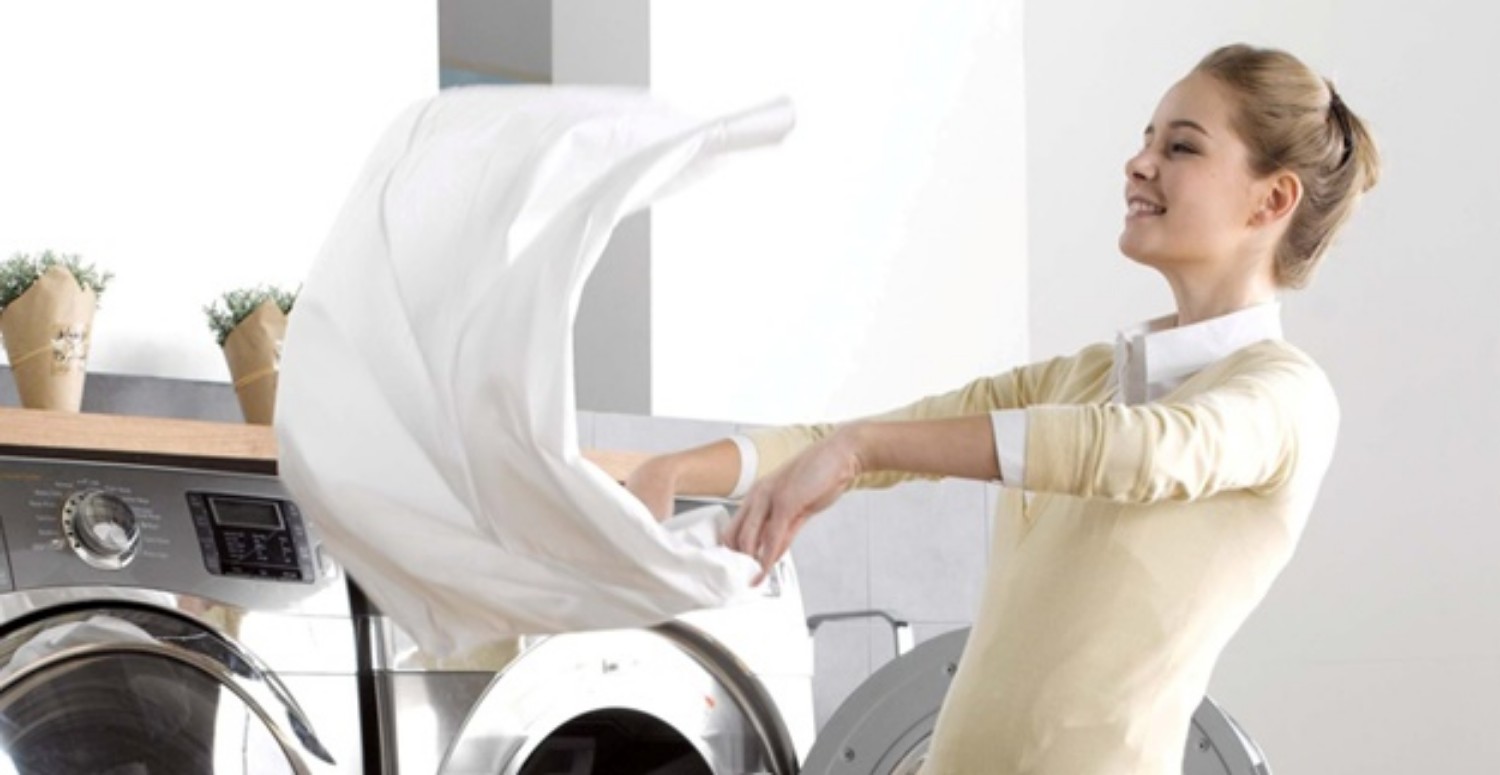 Kıyafetlerdeki inatçı lekelerin sonu geldi! Artık lekelerle mücadele etmenize gerek yok! Kuru temizlemecilerde kullanılan bu pratik yöntemle rahat bir nefes alacaksınız