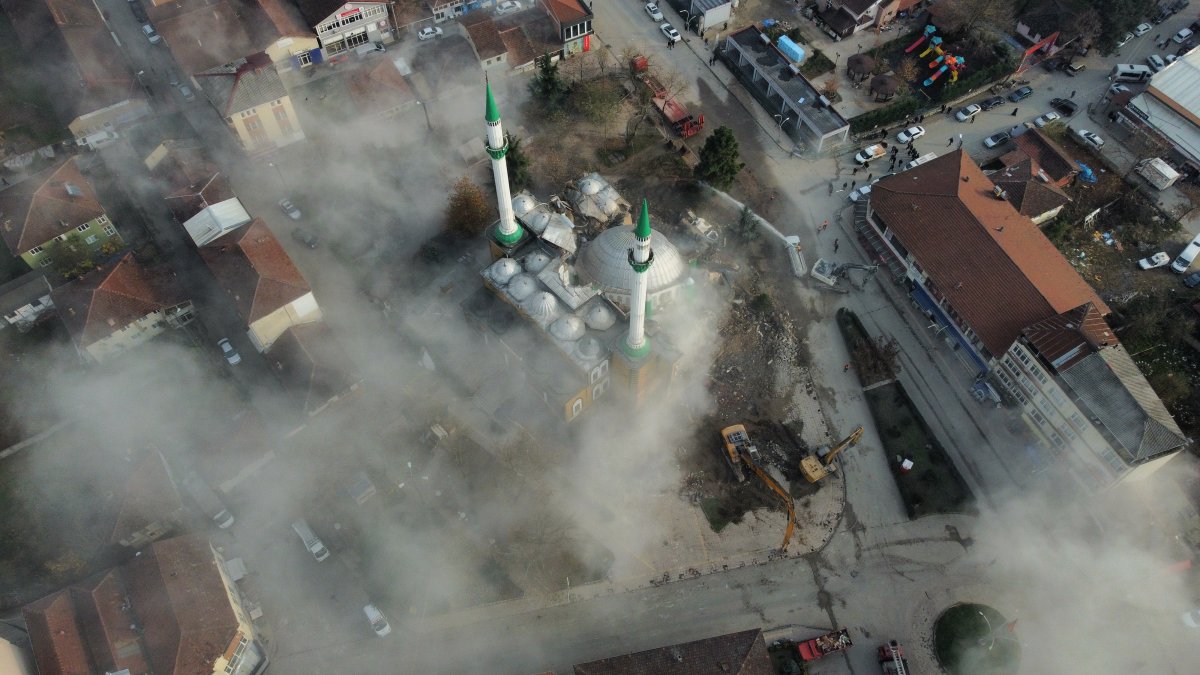 Düzce'de büyük panik: Bir anda sallanmaya başladı, herkes kaçtı