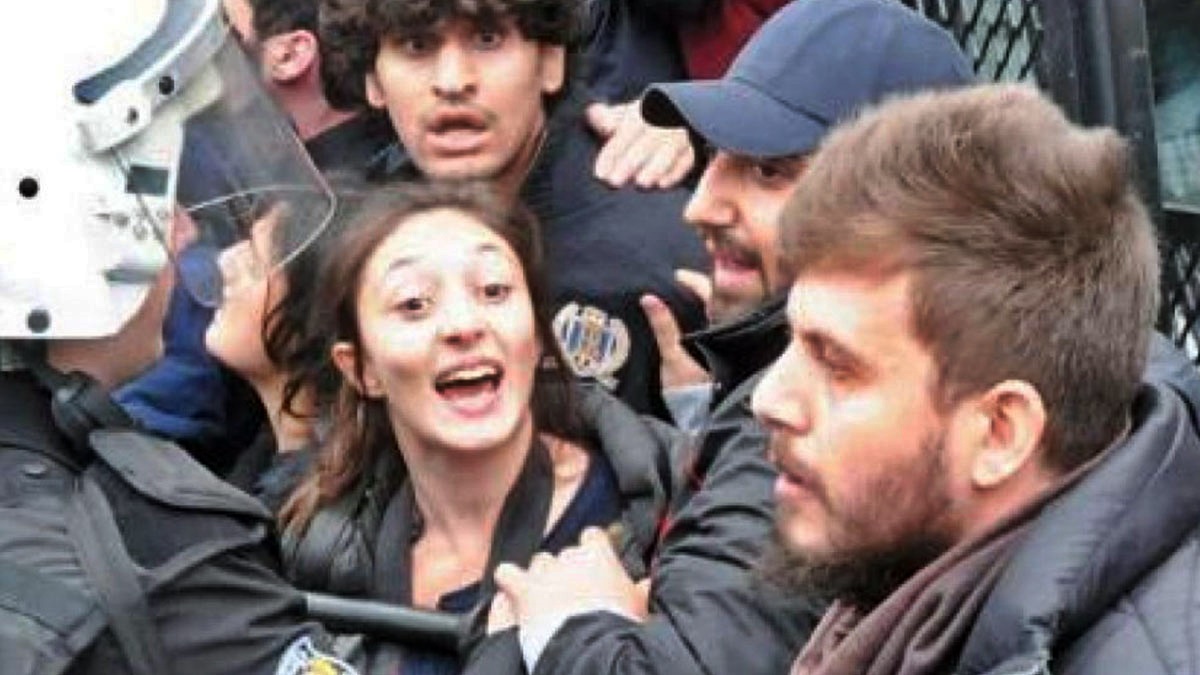 Gazeteciyi ters kelepçeyle gözaltına alan polislere 10 taksitle 6 bin TL ceza