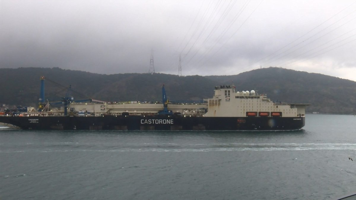 İstanbul Boğazı kapatıldı: 'Castorone' isimli dev gemi geçiyor