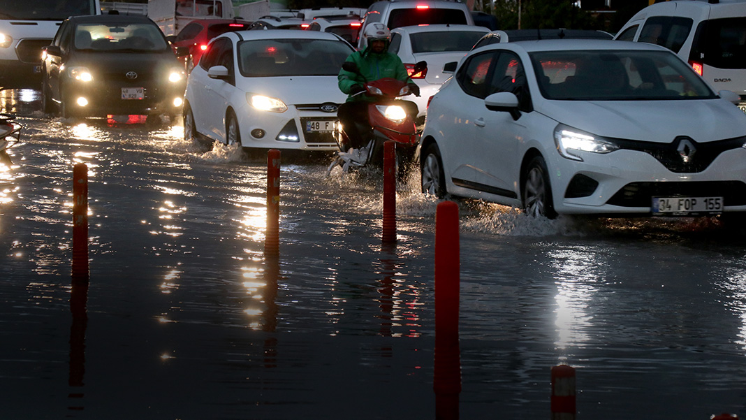 Bodrum'a 15 dakika yetti! Klozet suları taştı ekipler nöbet tuttu