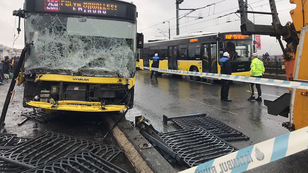 Galata Köprüsü'nde kaza: Yaralılar var