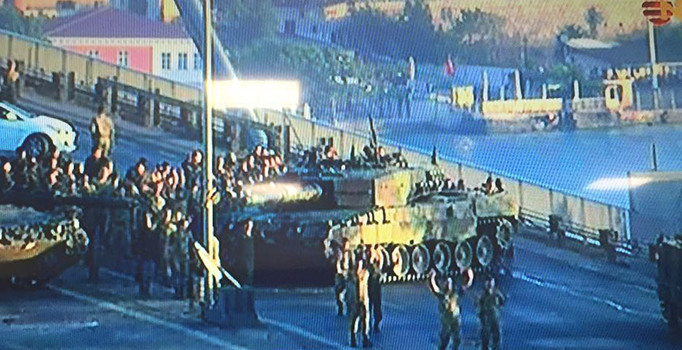 Boğaziçi Köprüsü'nü kapatan darbeci askerler teslim oldu - Video