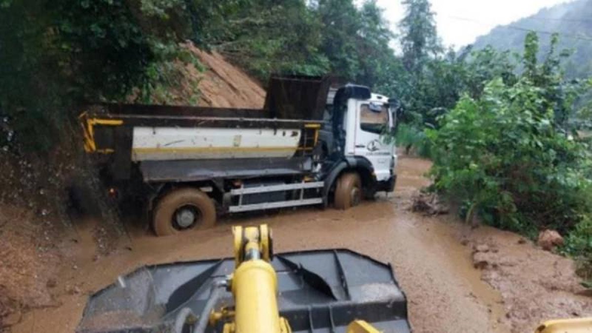 Rize'de heyelan: Köy yolları ulaşıma kapandı