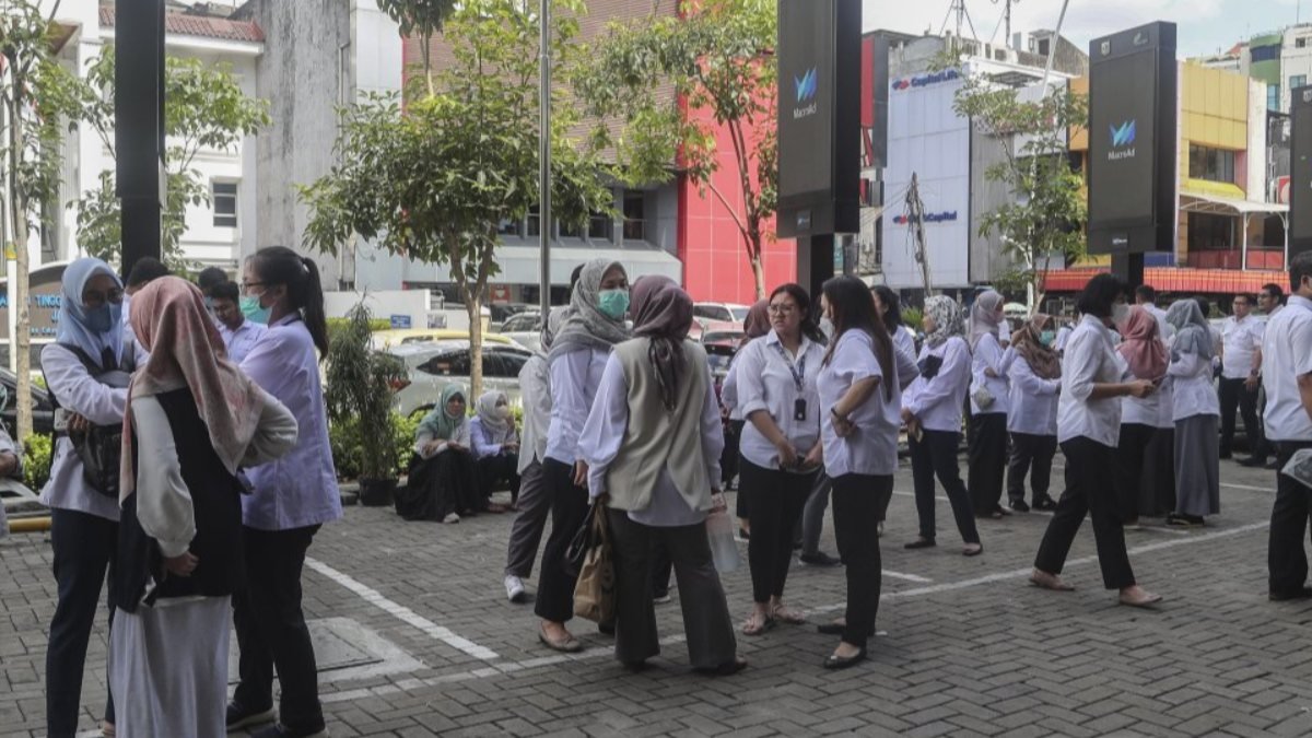 Endonezya'da korkutan deprem: Sokaklar insan akınına uğradı
