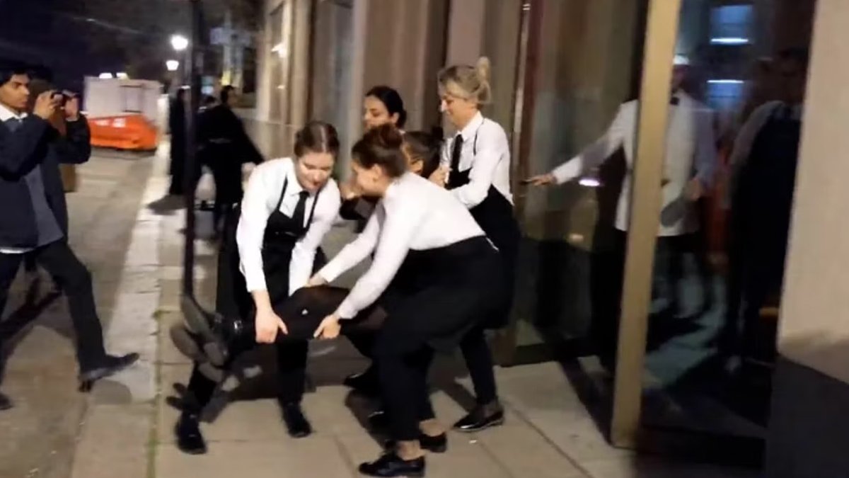 Çevre aktivistleri bu kez Nusret'te: Altın kaplamalı bifteğe ihtiyacımız yok