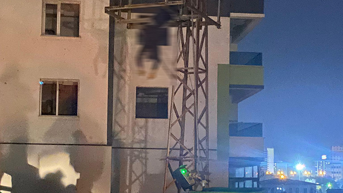 Elektrik direğine çıkan gencin feci sonu! Akıma kapılıp asılı kaldı