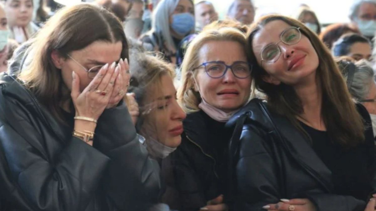 Özge Ulusoy'un babası son yolculuğuna uğurlandı