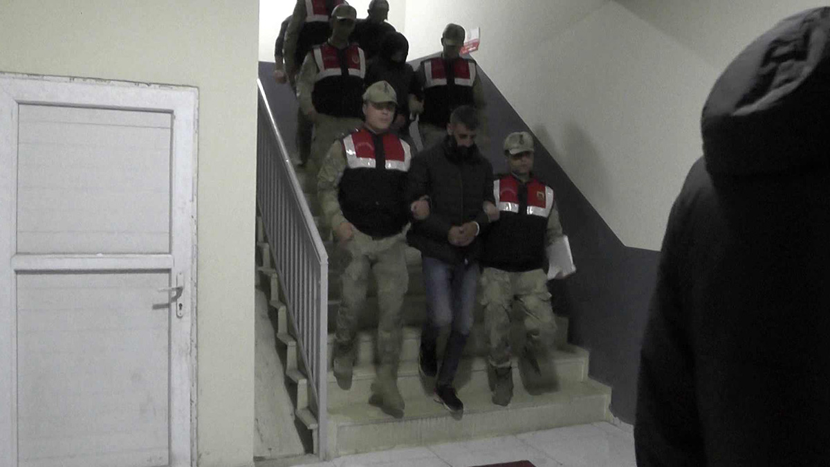 Köpekleri dövüştürerek eziyet eden 3 kişi yakalandı