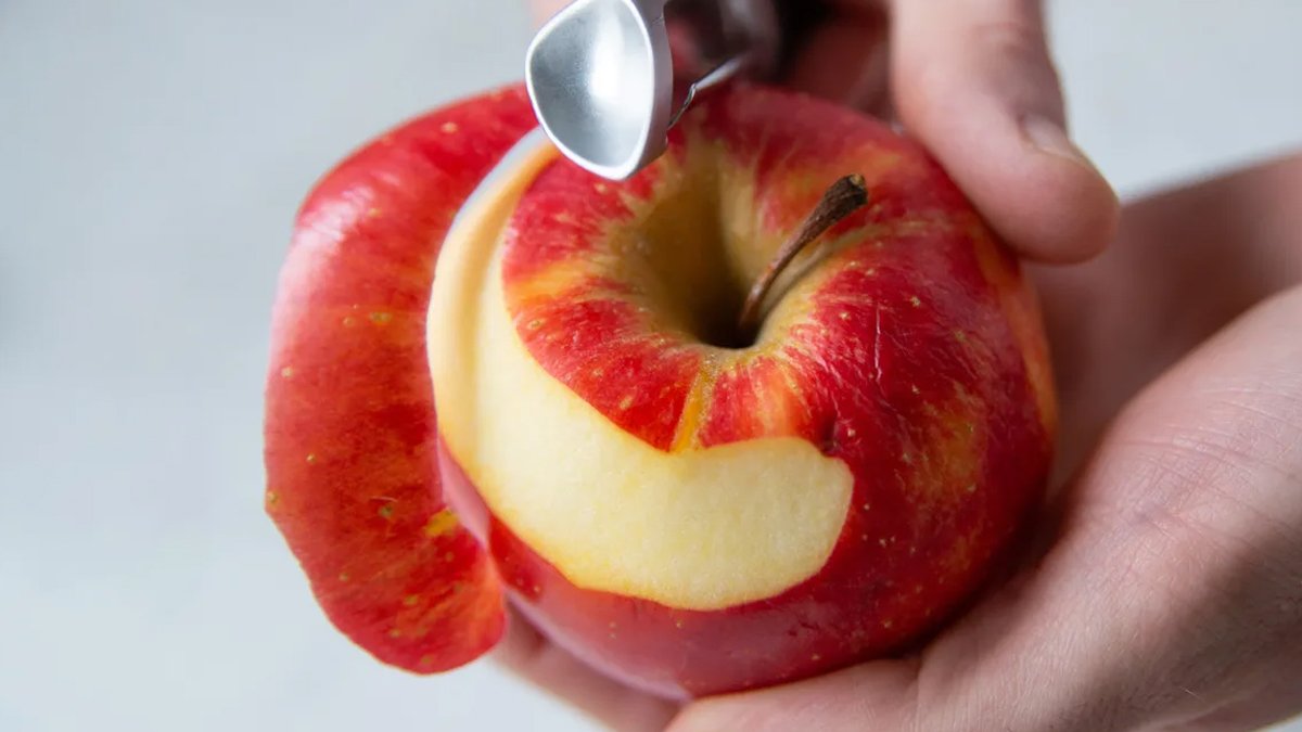 Sakın bunu yapmayın! Elma yerken yapılan en büyük hata...