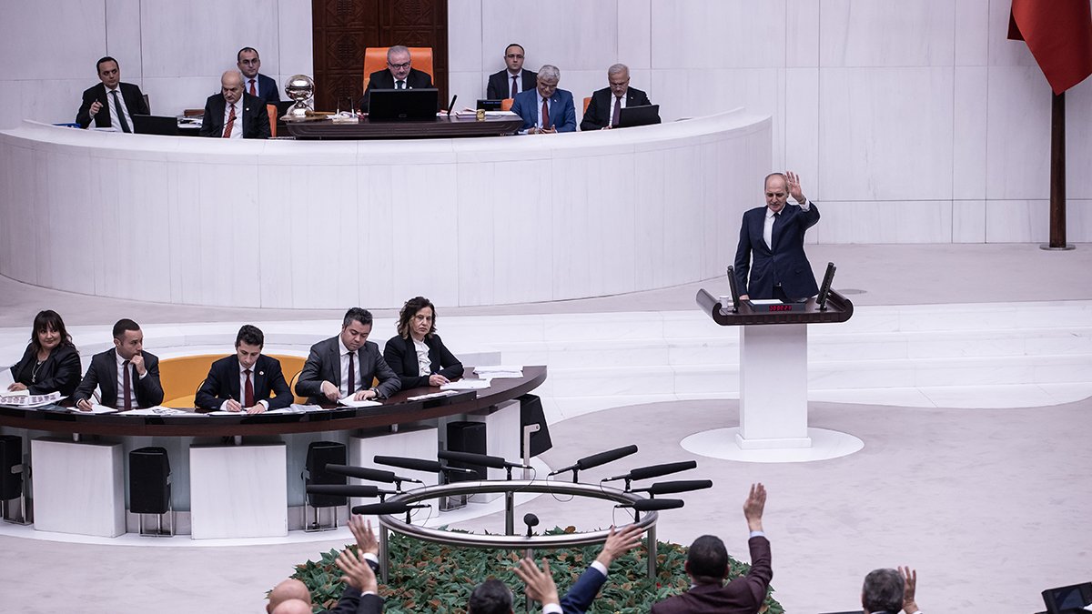 Meclis'te tansiyon yükseldi: Eski Bakan CHP'li vekile vurmaya çalıştı