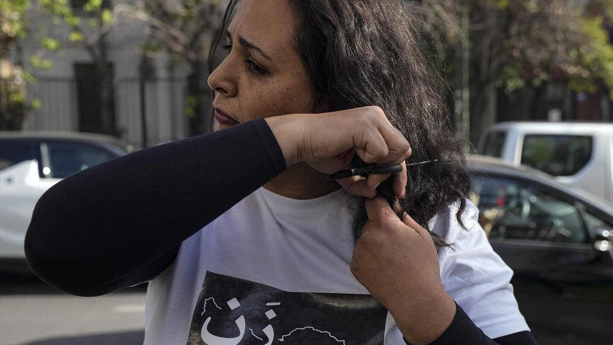 Eylemlerin sürdüğü İran'da kadınlara bir tehdit daha: Banka hesaplarına 'başörtüsü' ambargosu